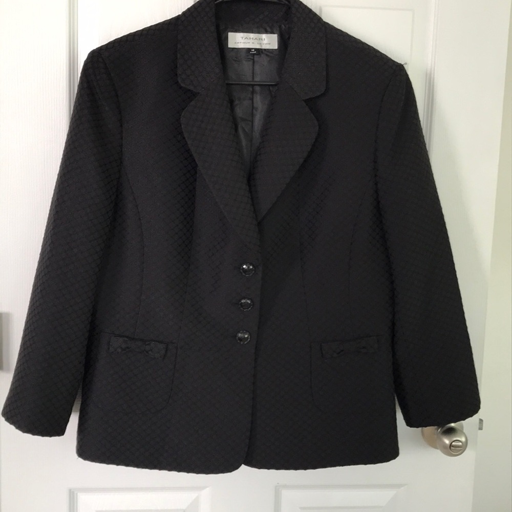Adorable feminine black blazer 3/4 sleeve